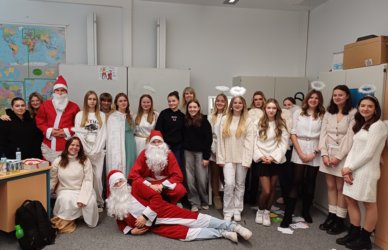 Gruppenbild der SMV: Die Nikoläuse und ihre Engel